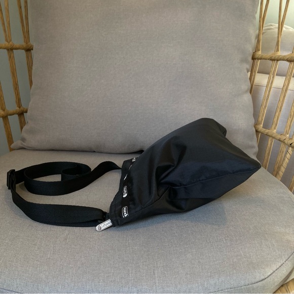 ♣️ LeSportsac Black Nylon Crossbody Bag Lightweight Travel Shoulder Purse - Picture 5 of 9